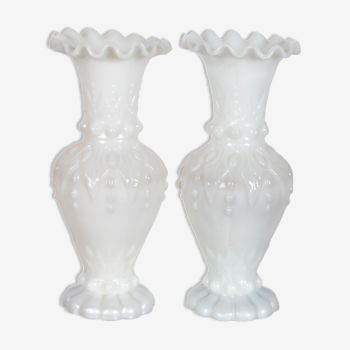 Vases baroques en opaline blanc