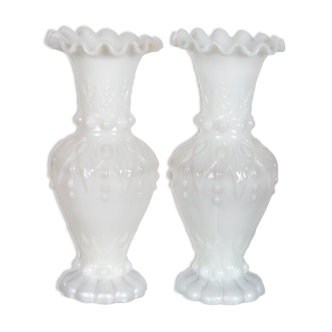 Vases baroques en opaline blanc