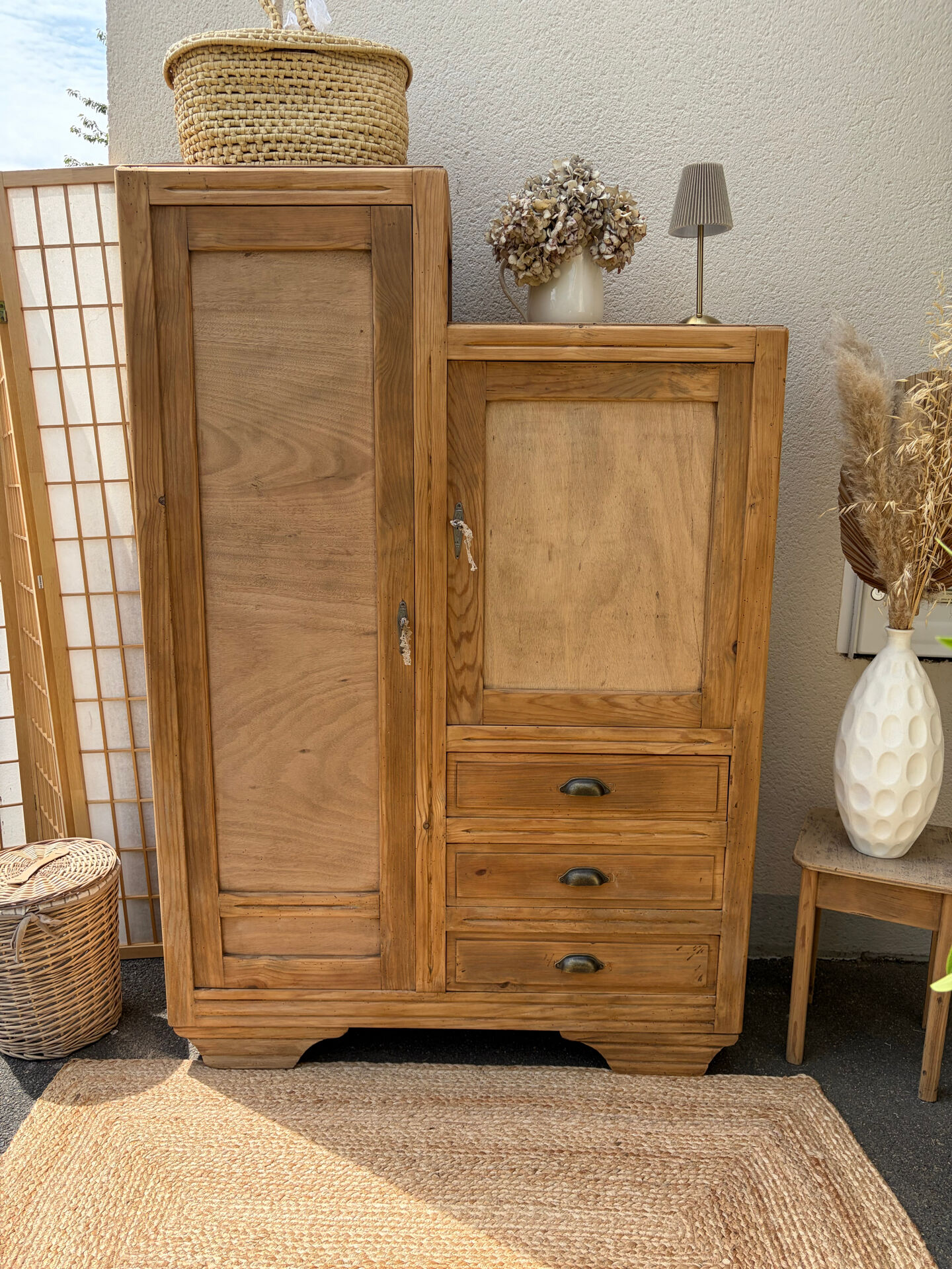 Asymmetrical wardrobe in raw wood