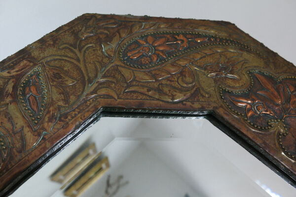Miroir artisanal biseauté en cuivre repoussé ancien - 54x45cm