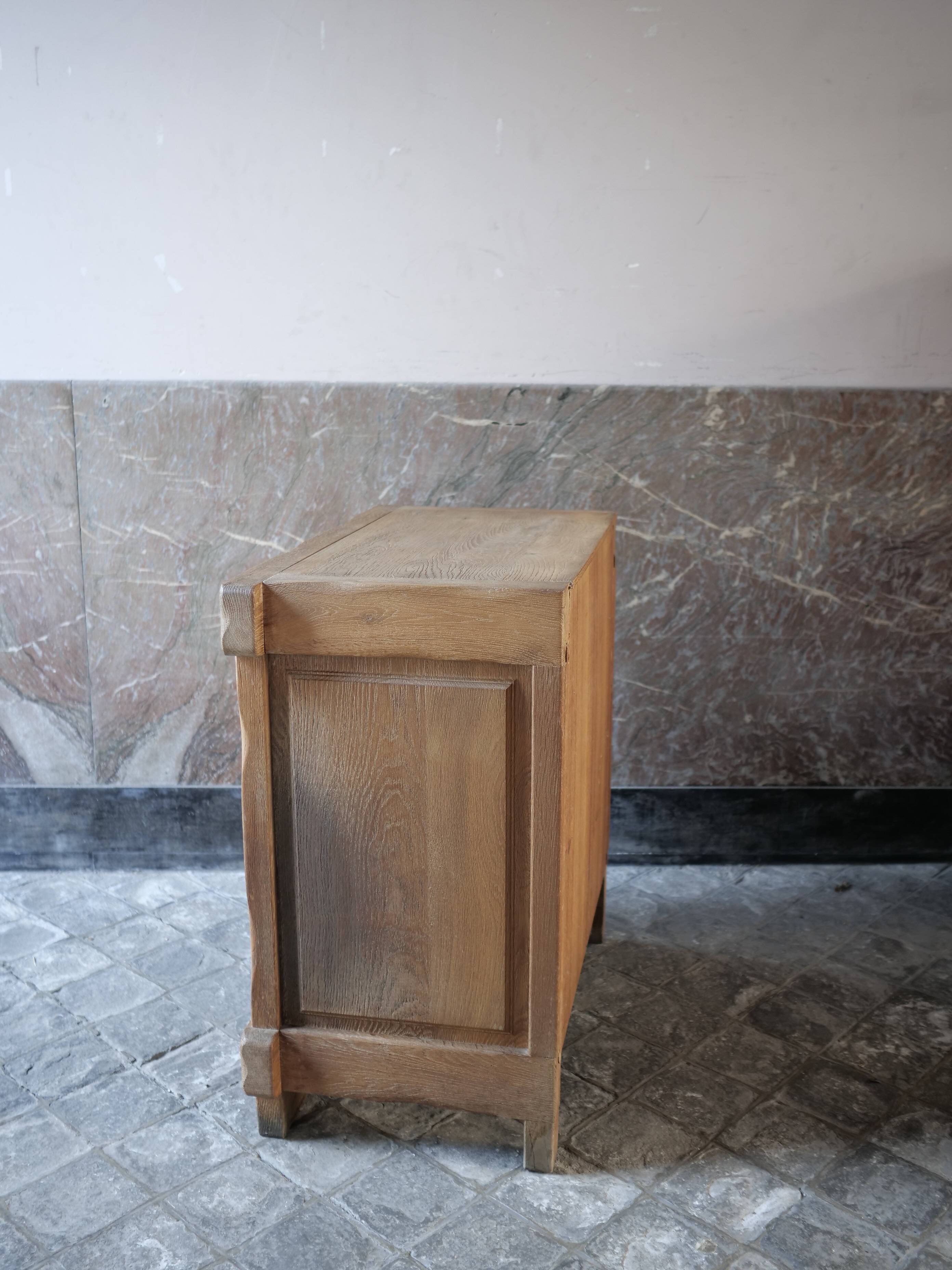 commode à tiroir brutaliste en chêne massif
