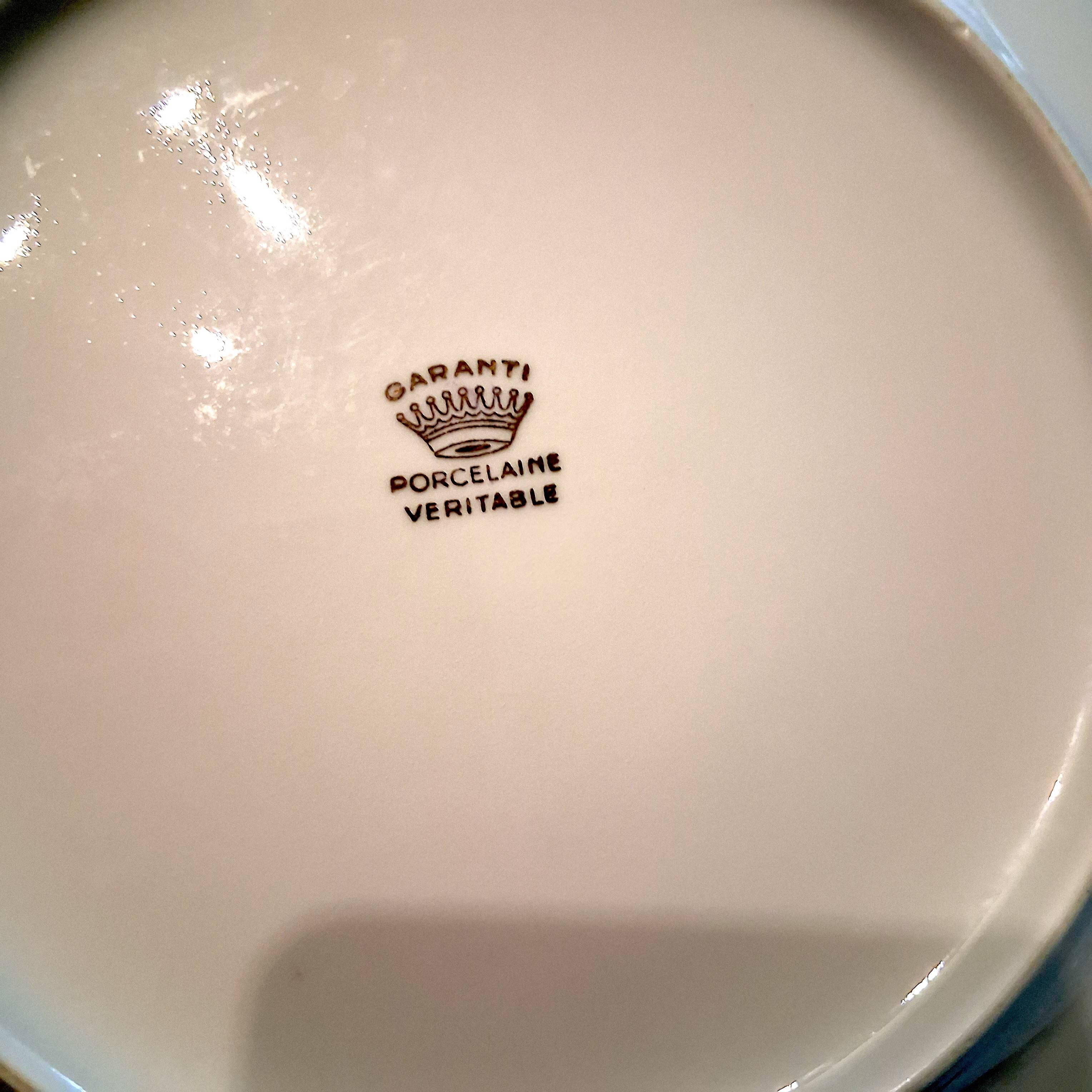 6 flat plates made of genuine porcelain in very good condition.