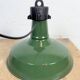 Lampe à suspension industrielle en émail vert, années 1960