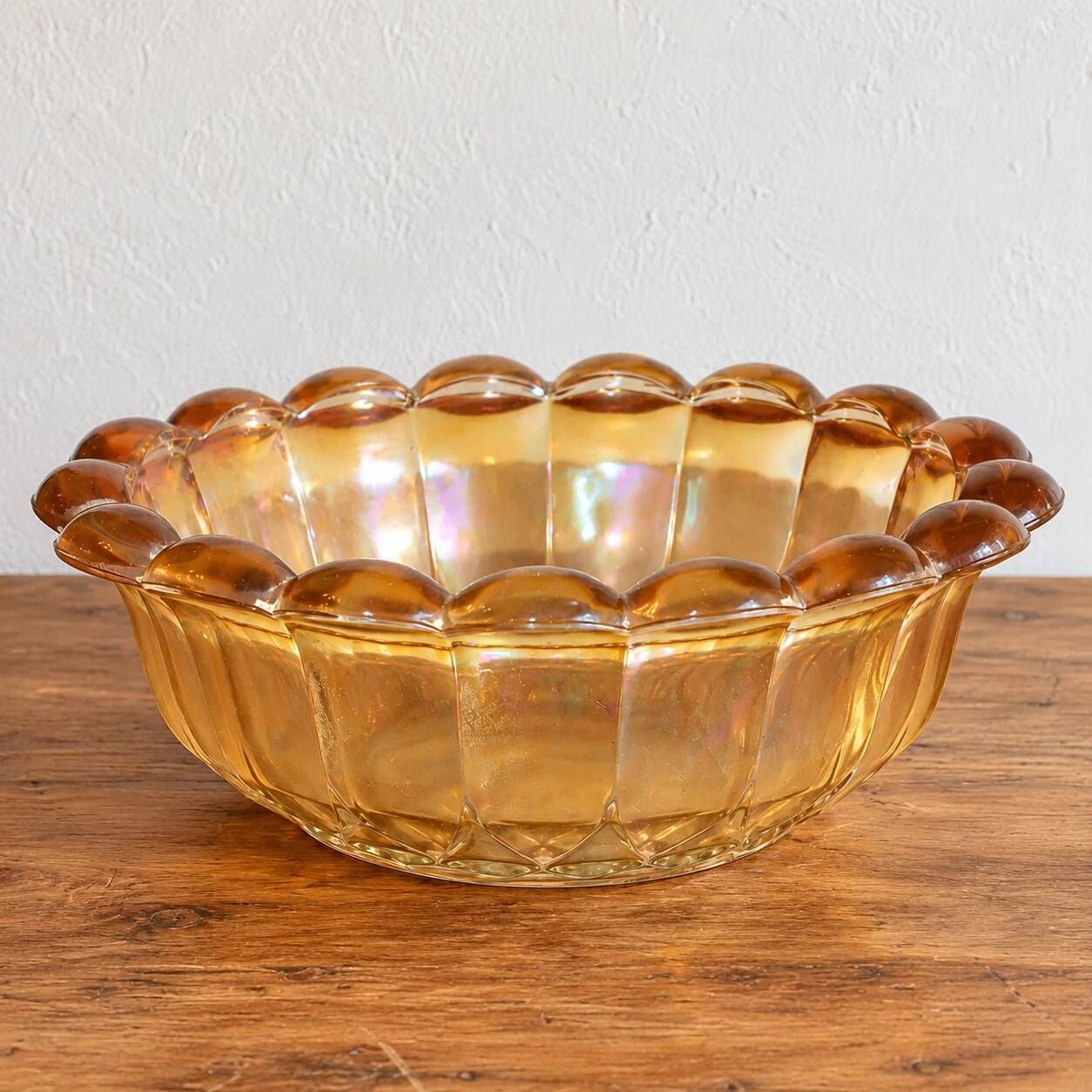 Large vintage iridescent amber glass bowl – Scalloped edge – Ø 23 cm