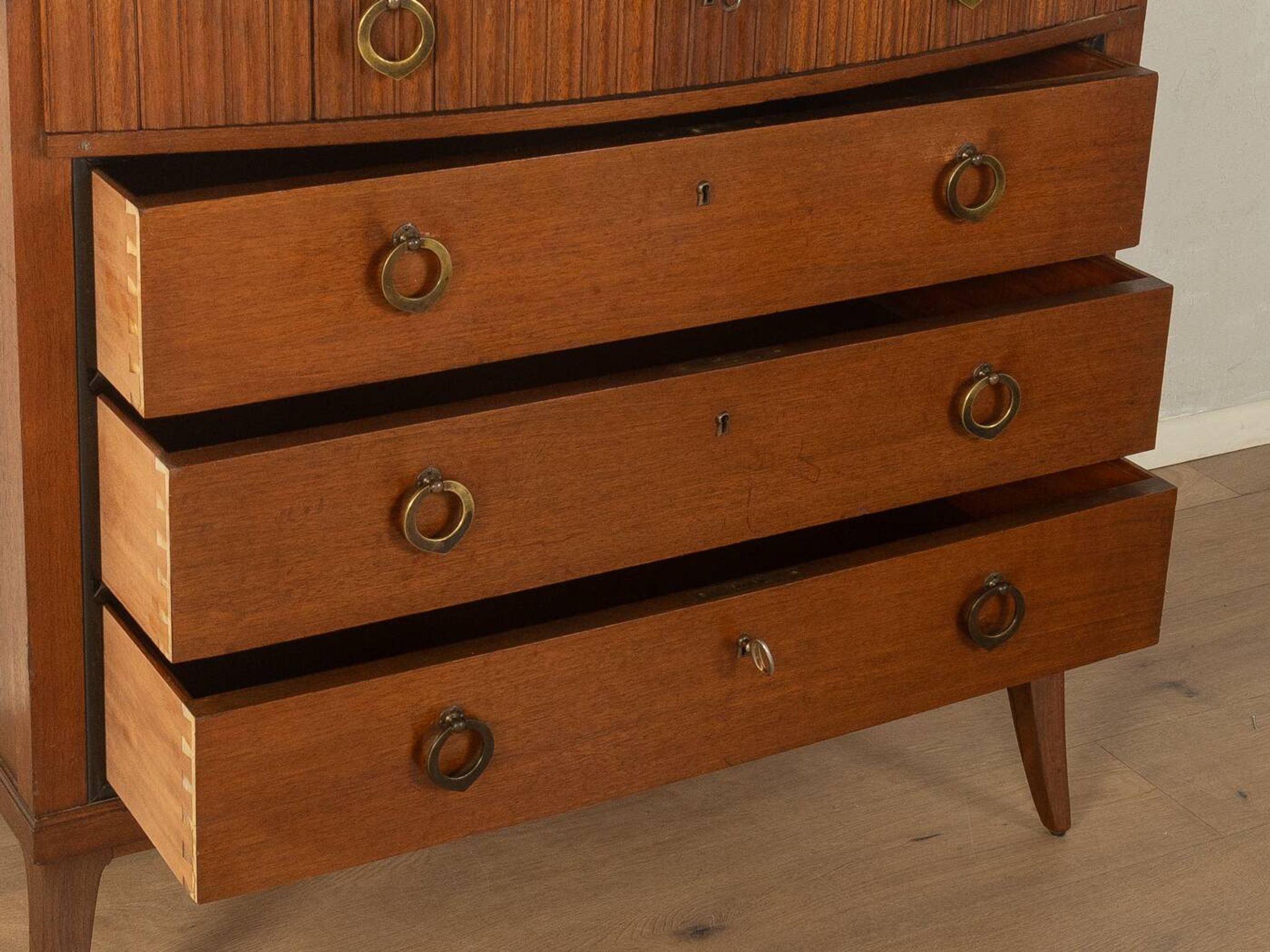 Commode classique des années 1920 en marron foncé.