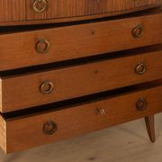 Commode classique des années 1920 en marron foncé.