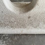 Paire de jardinières sculpturales en béton coulé Off-White, de style brutalisme du milieu du siècle, longues et rectangulaires.