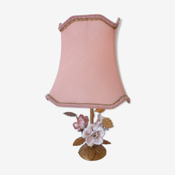 Lampe dorée et abat-jour rose