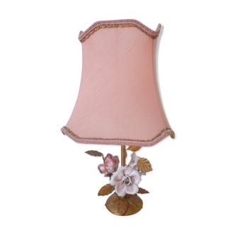 Lampe dorée et abat-jour rose