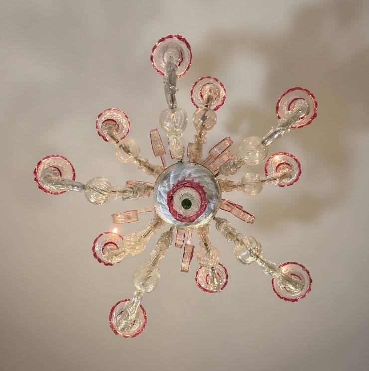 Venetian Rezzonico chandelier in colourless and red Murano glass, circa 1900.