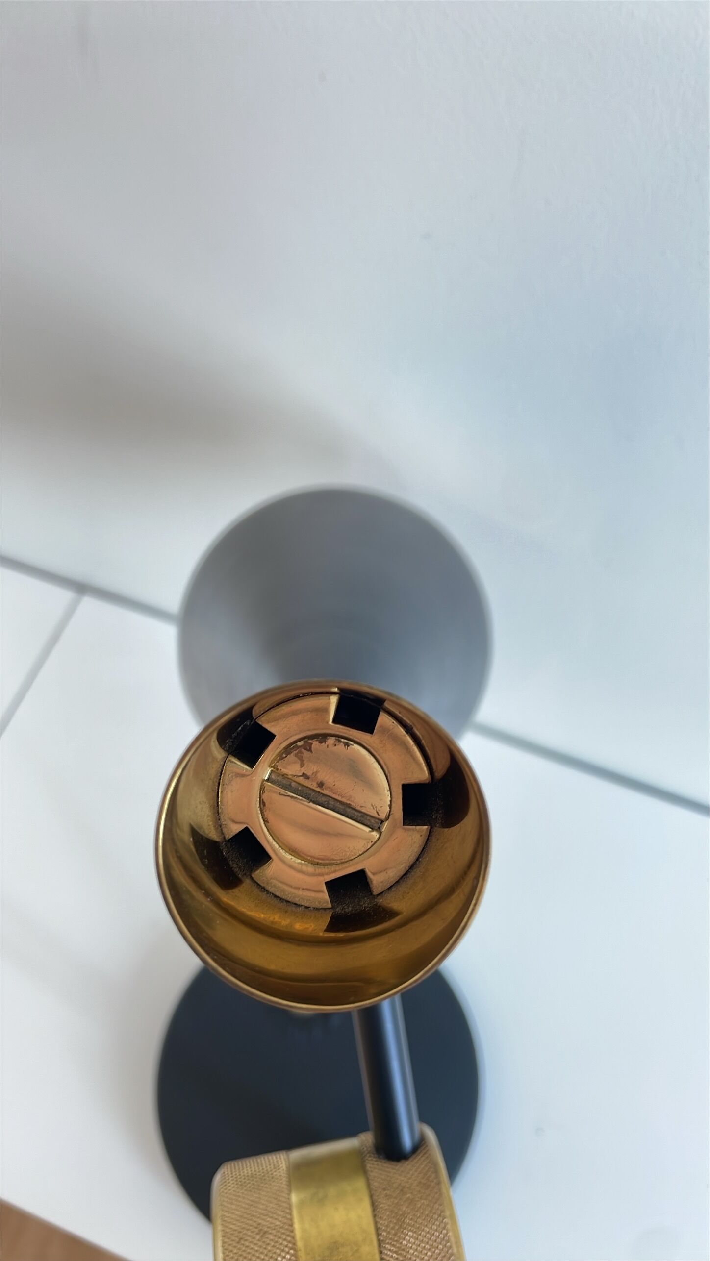 Lampe de table Tom Dixon modèle "Beat Table Light" en métal noir et laiton