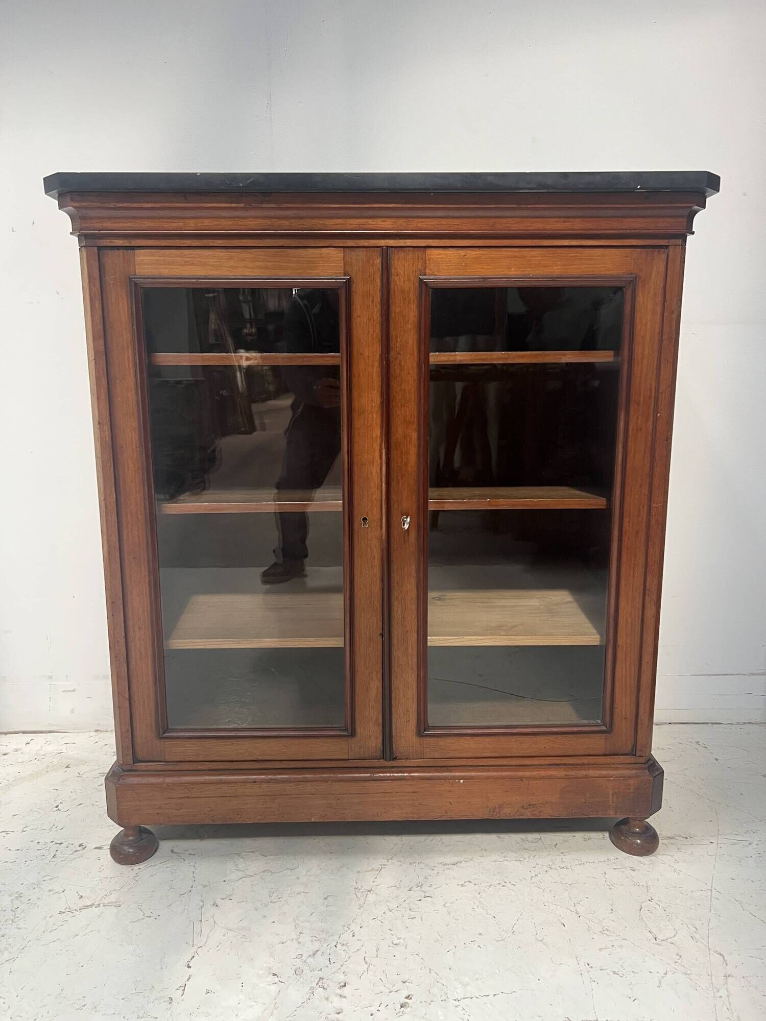 Display cabinet at counter height in mahogany and veneer, 19th century.