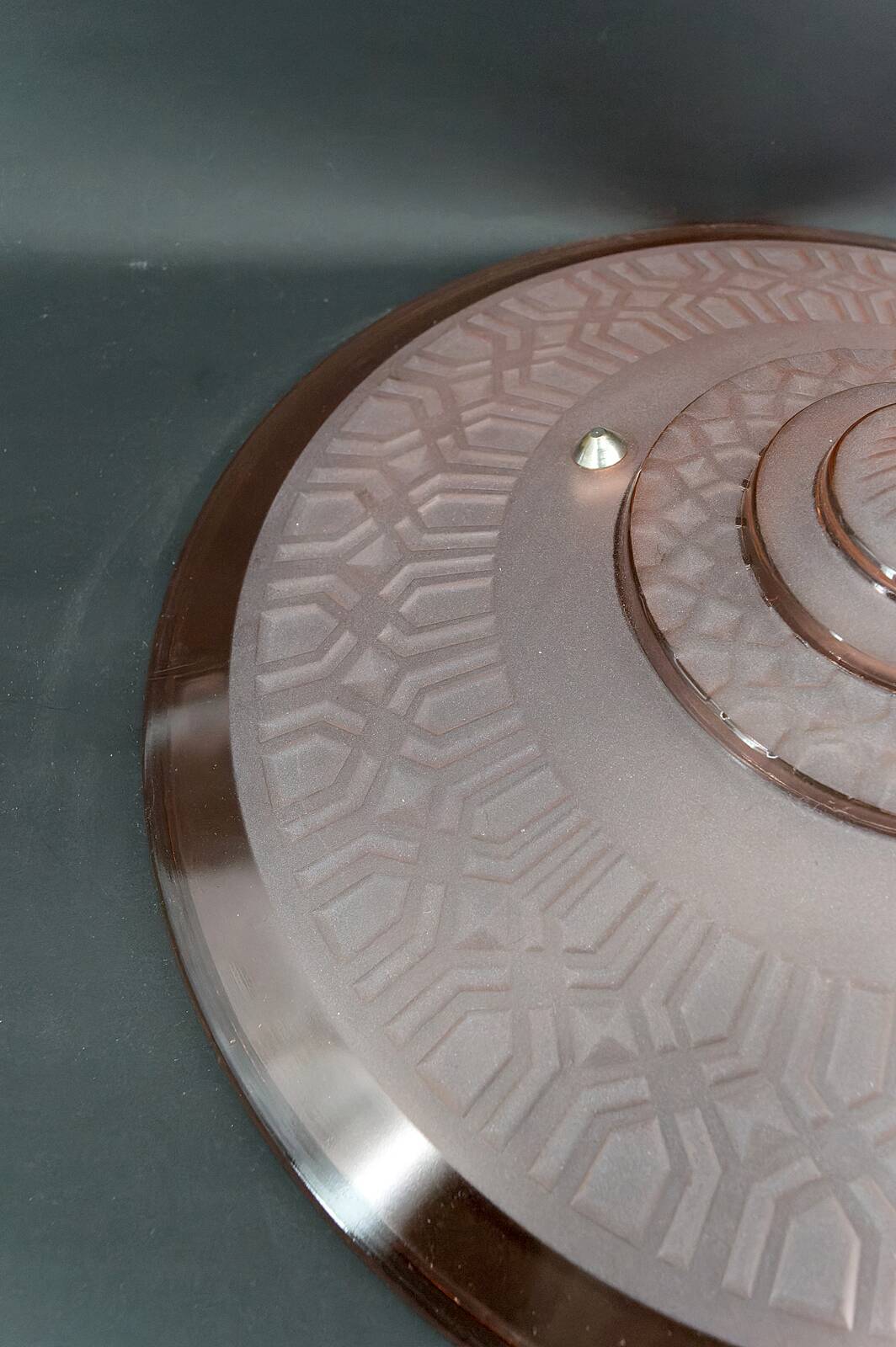 Suspension Art Déco moderniste en verre rose et bronze chromé, par Henry Petitot, 1935