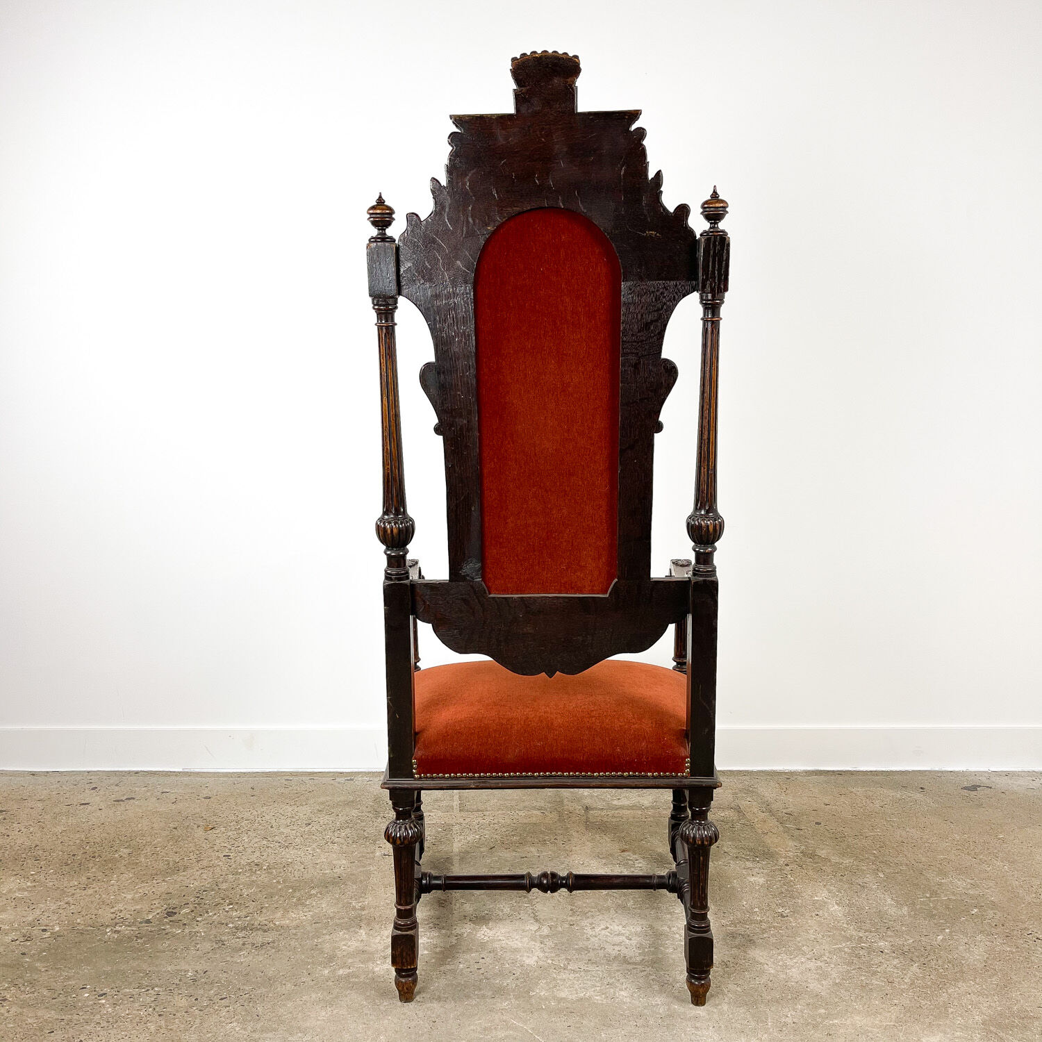 Fauteuil en chêne sculpté du XIXe siècle