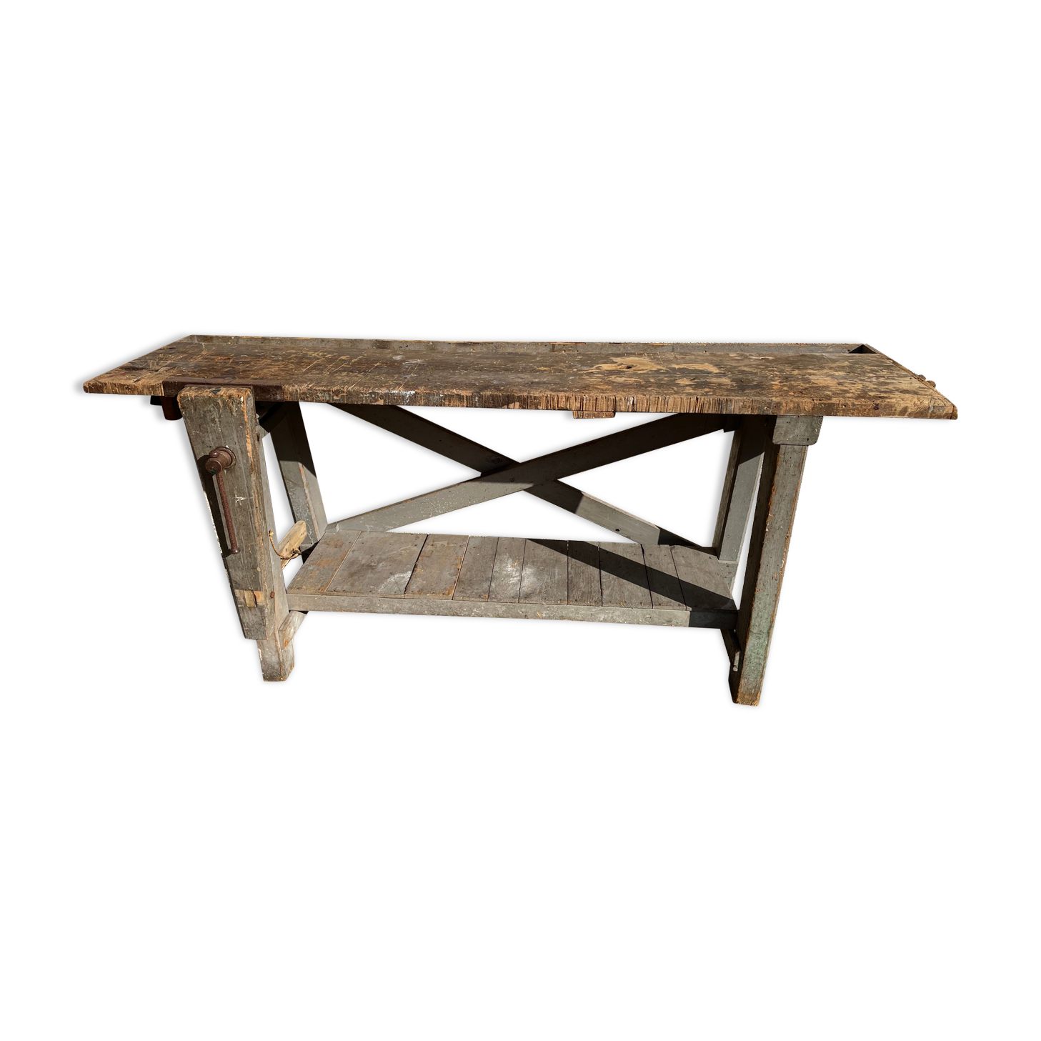 Luthier 19's grey workbench