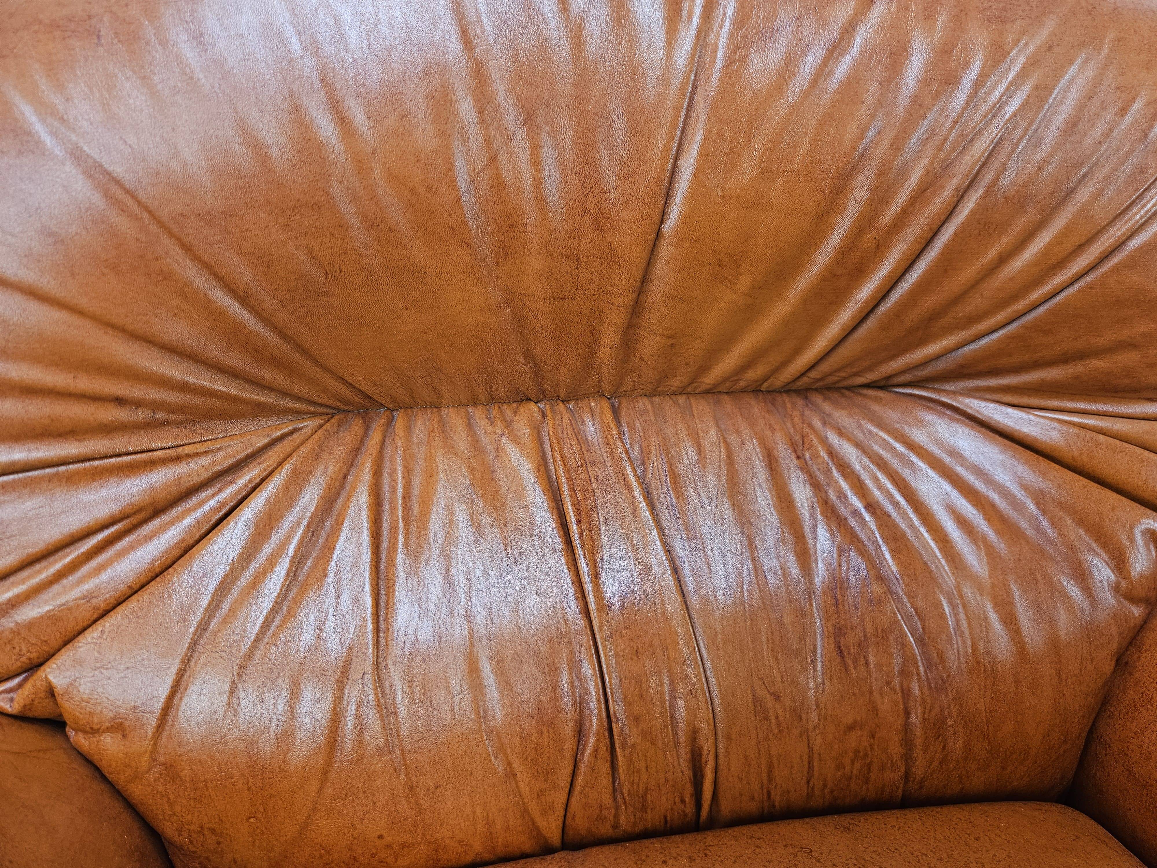2 fauteuils en cuir cognac, années 1970