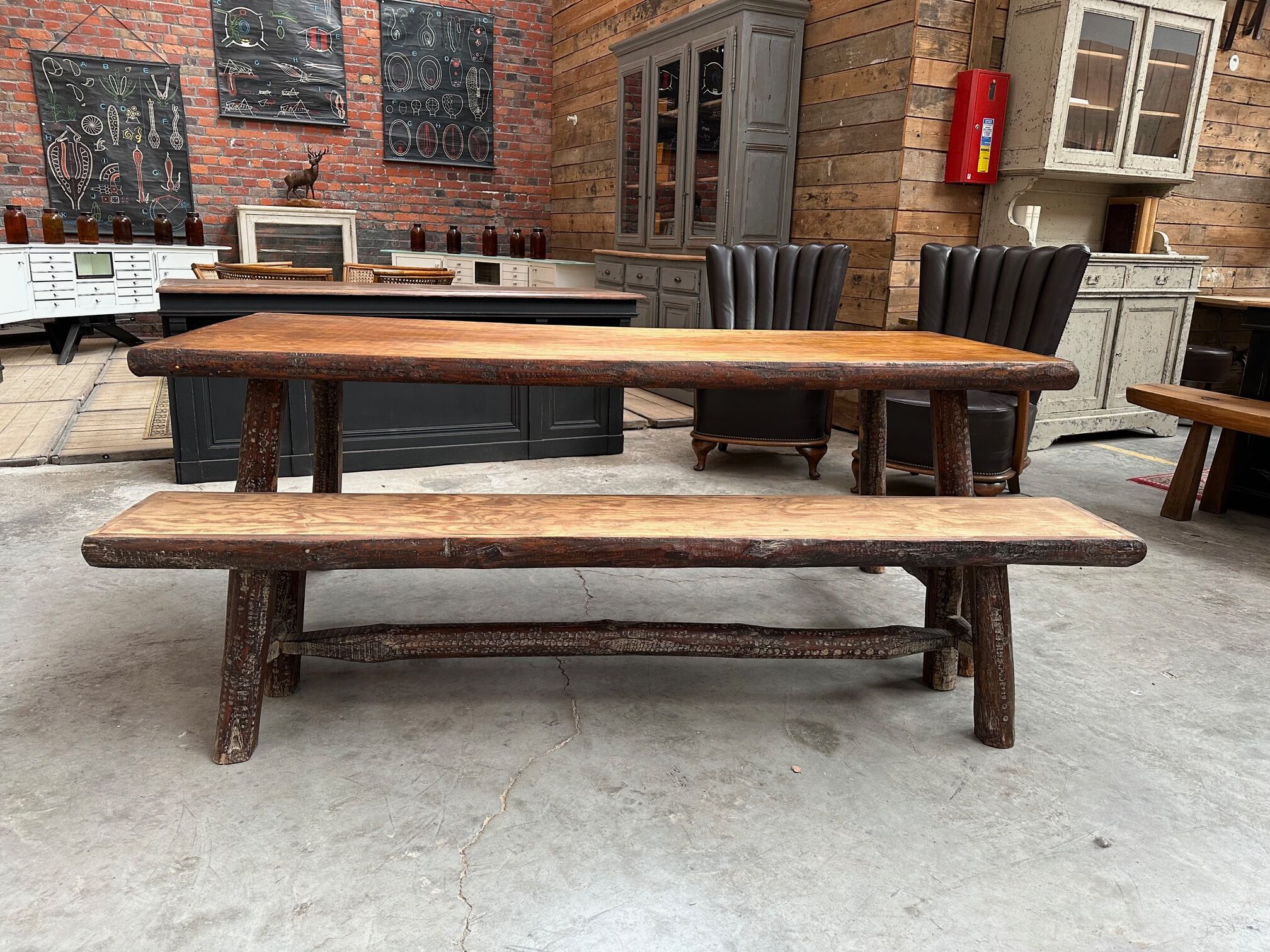 Ensemble table et son banc brutaliste