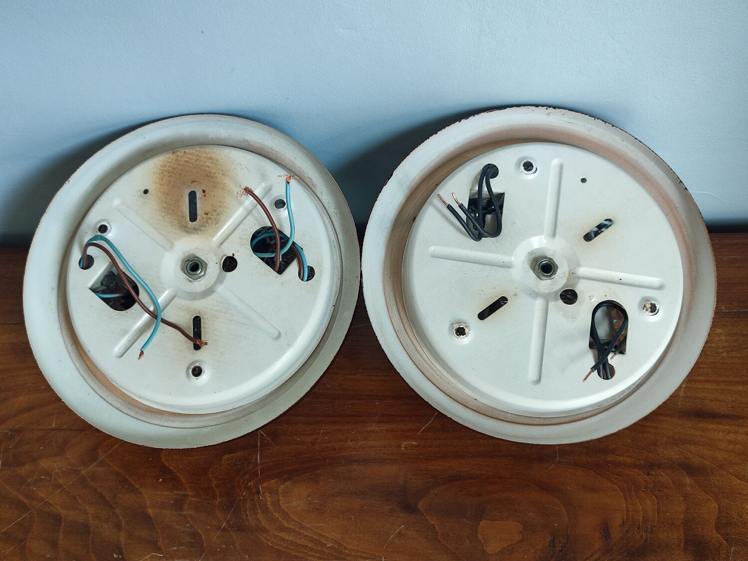 Lot de deux plafonniers en verre et laiton vintage