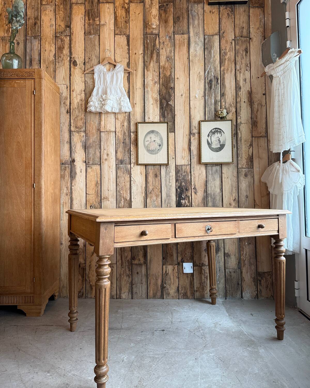 Large desk with turned legs in solid oak (renovated)