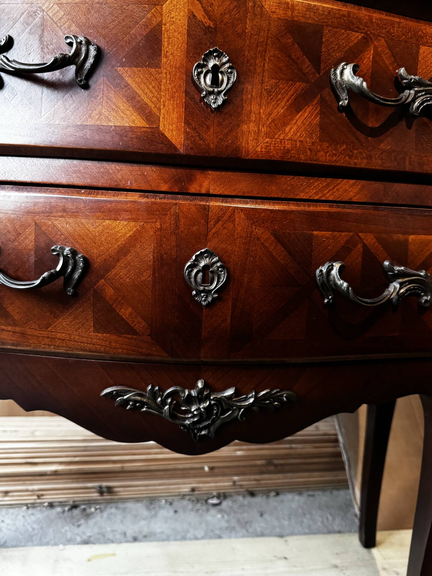 Commode galbée