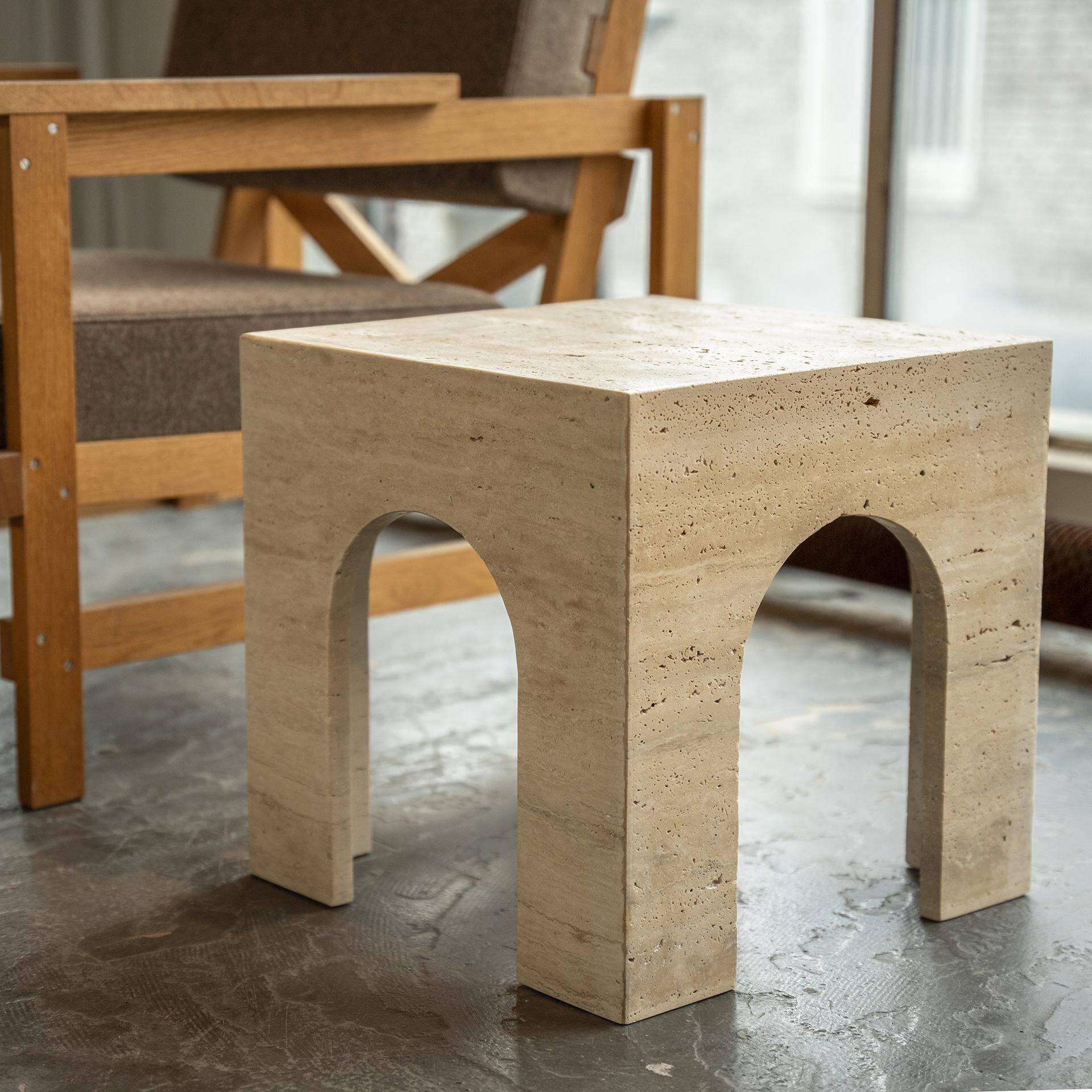 Table d'appoint en arc travertin