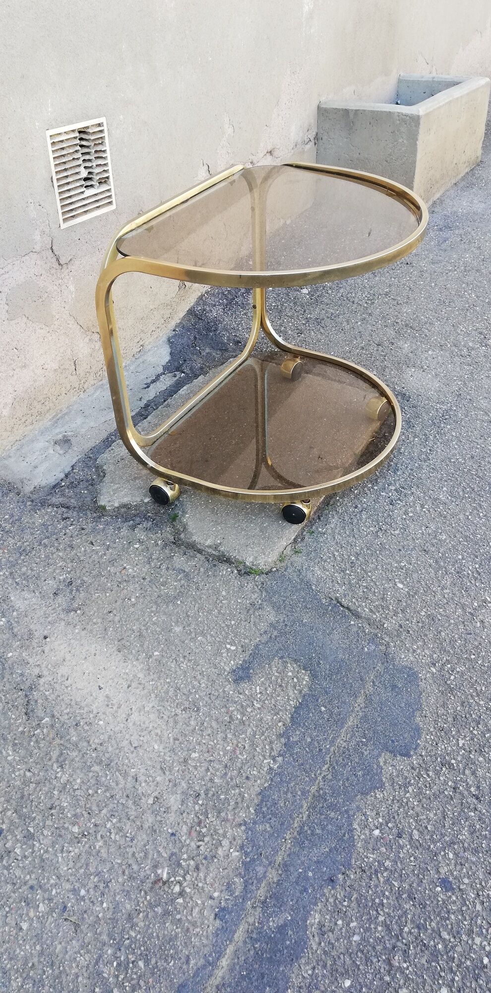 Desserte vintage en laiton et verre fumé