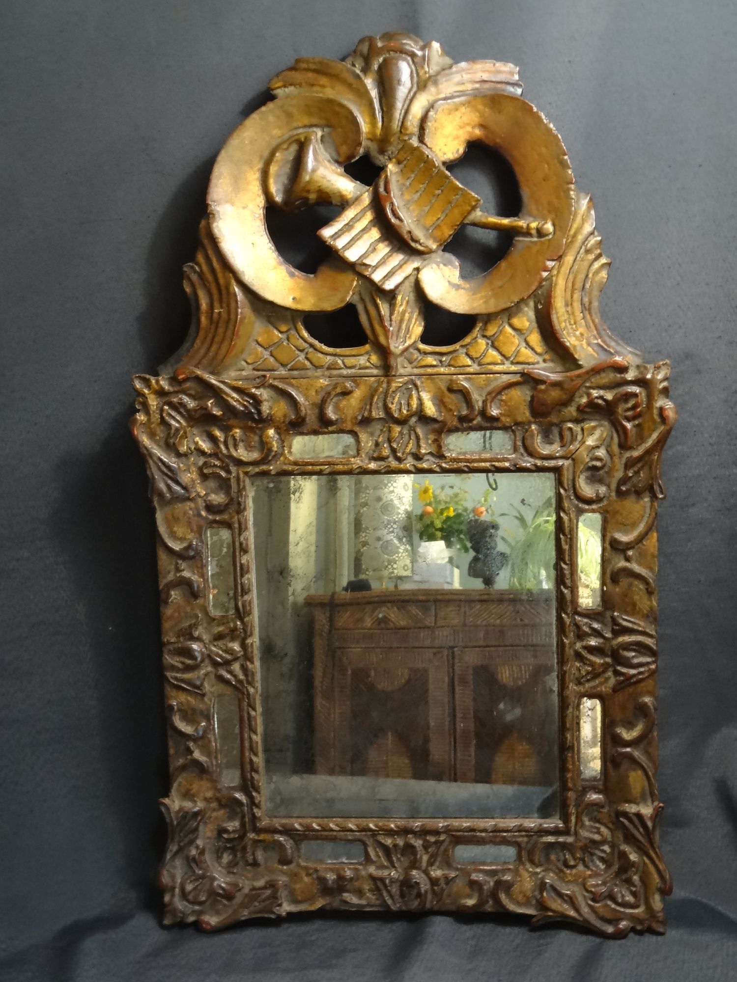 Regency mirror with parcloses in gilded carved wood 39 x 65 cm