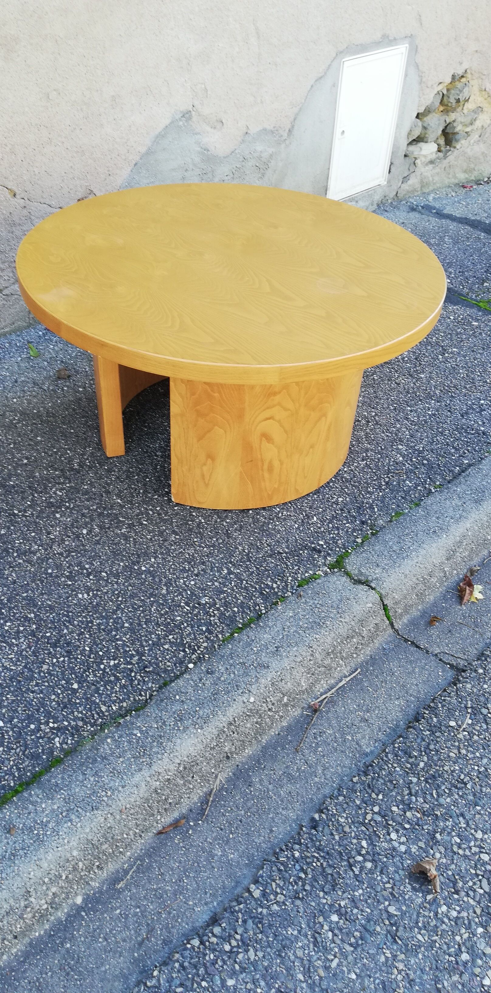 Vintage coffee table round light wood