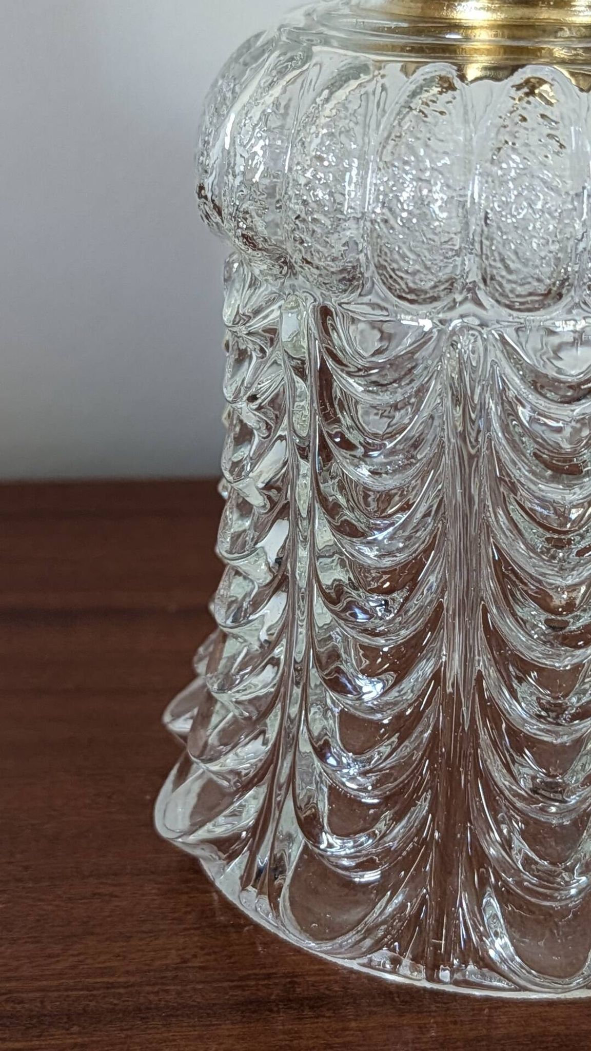 Suspension en verre moulé transparent – motif corolle