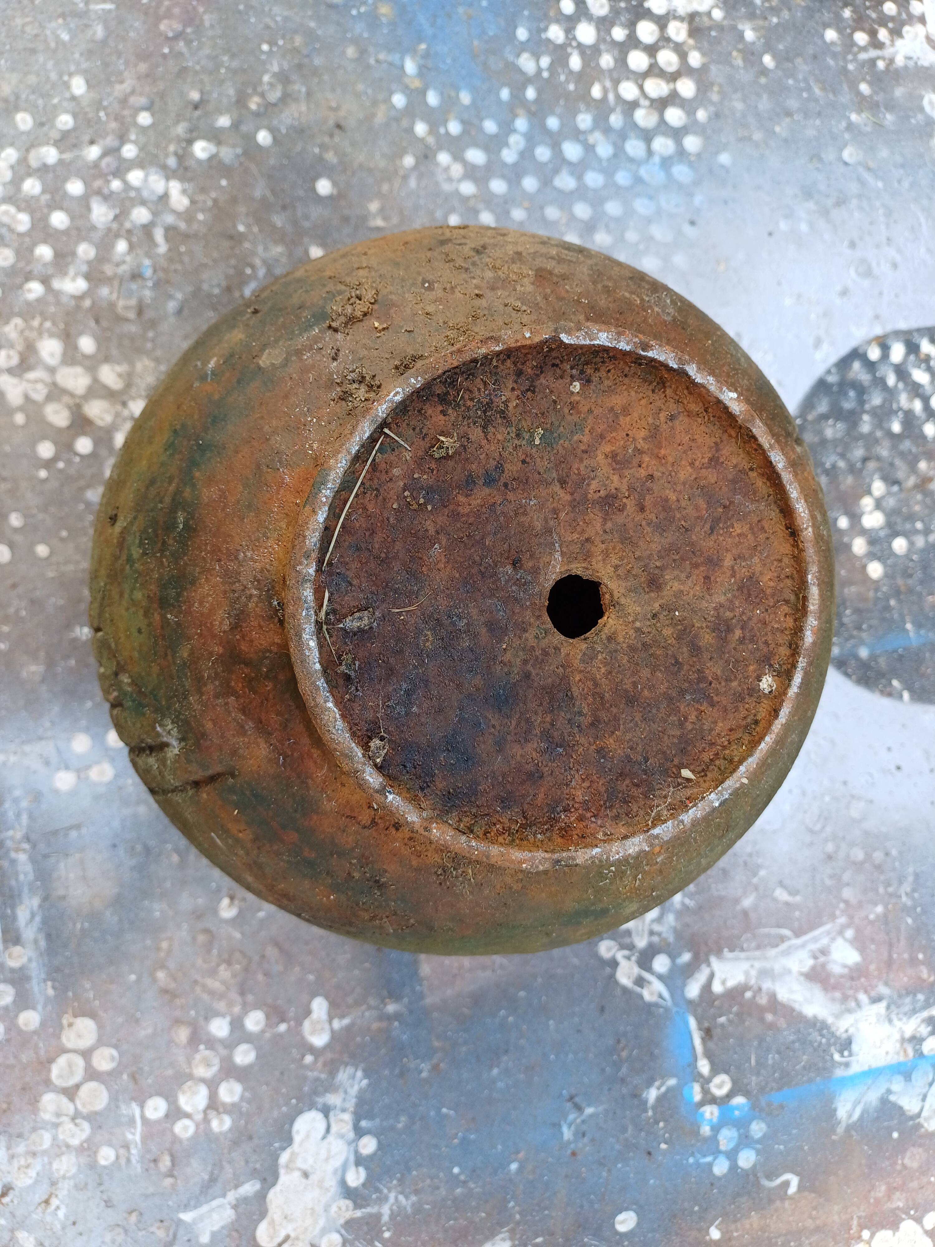 1 round cast iron vase from 1900 in Art Deco style: Charleville - Mézières