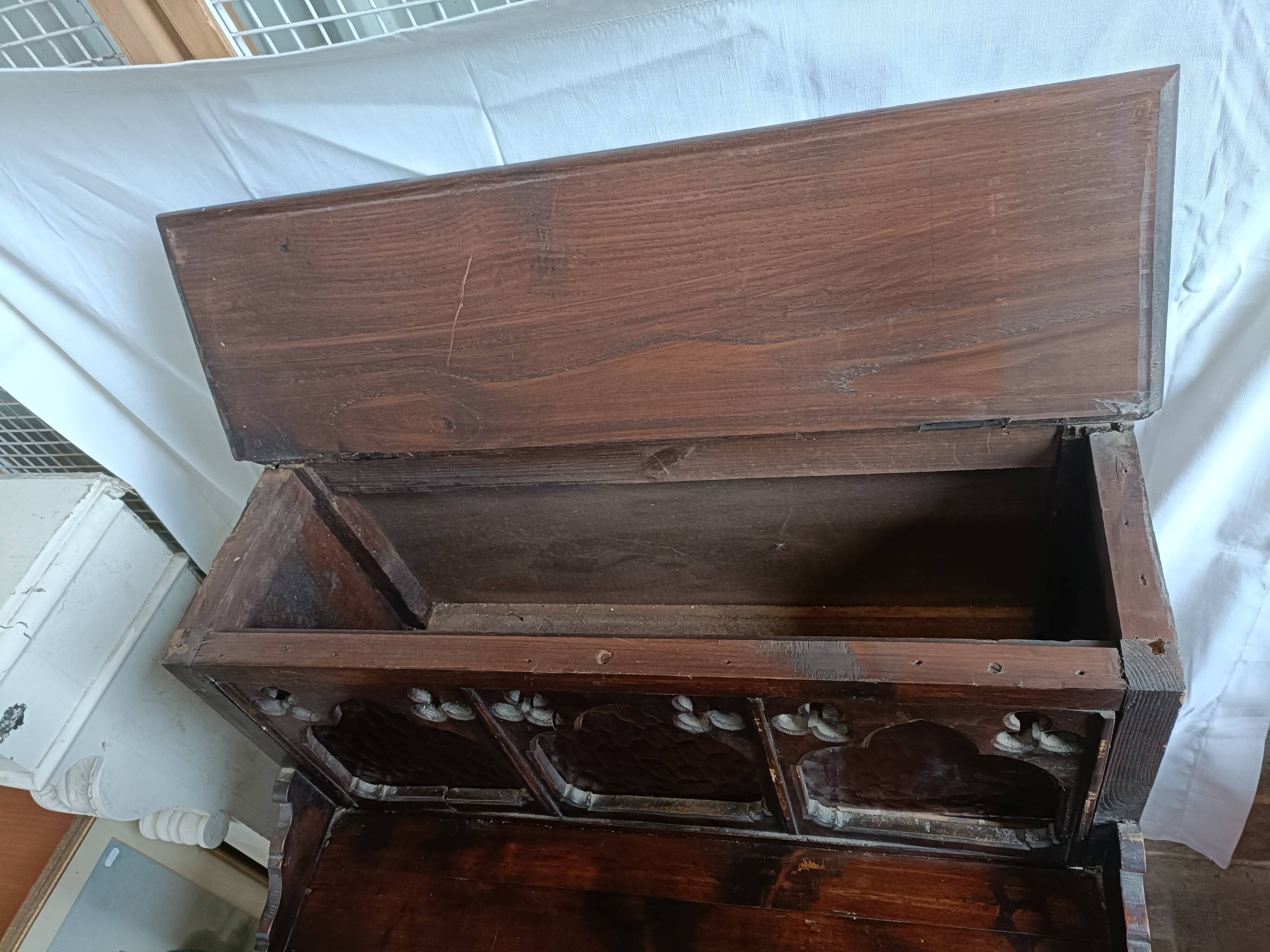 Mass furniture, pray to God