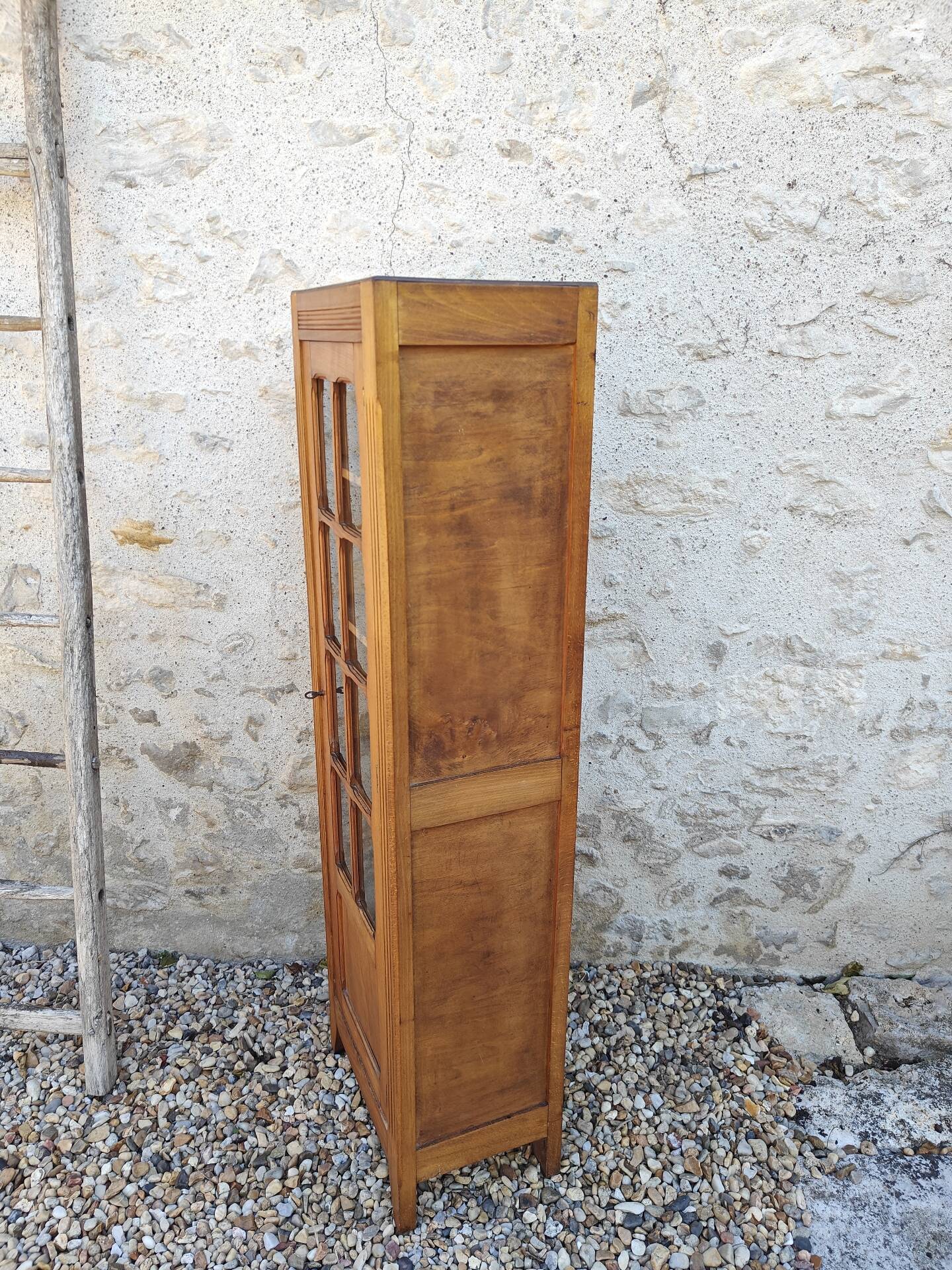 Showcase an old door, small bookshelf.