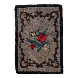 Tapis Hooked antique américain à motif floral
