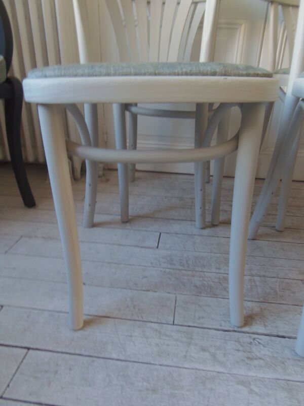Suite de 4 chaises de bistrot vintage années 1970. Chaises en hêtre courbé