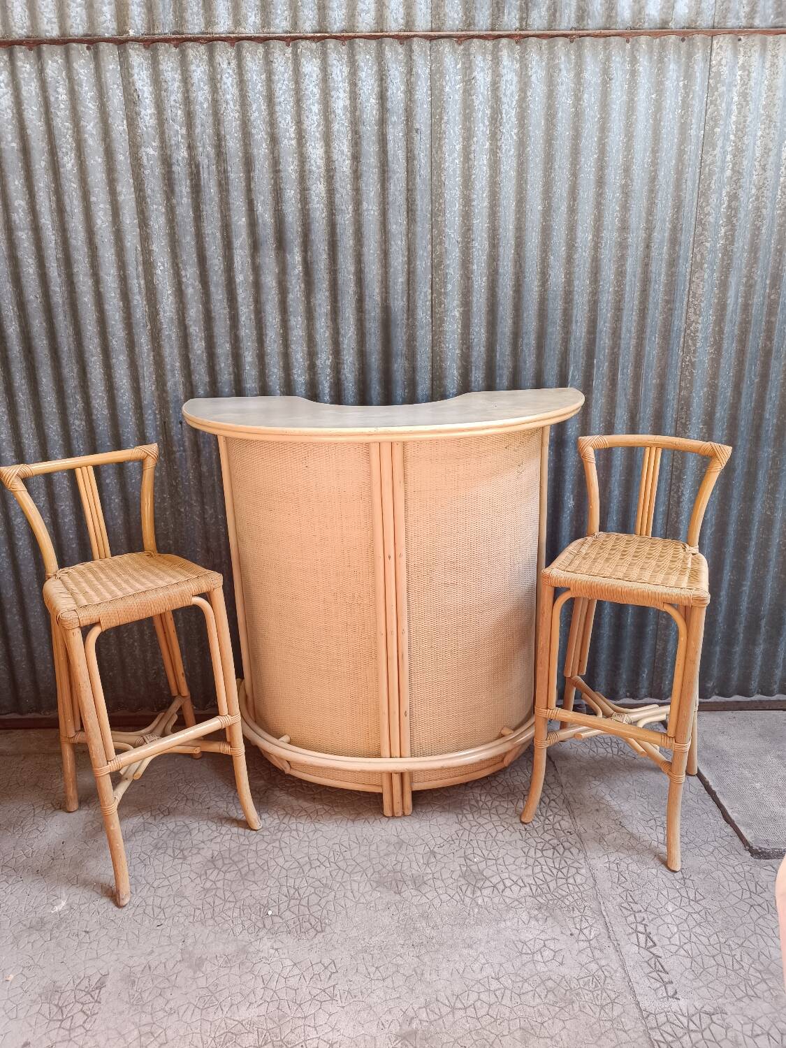 Vintage rattan wicker bar + 2 bar stools