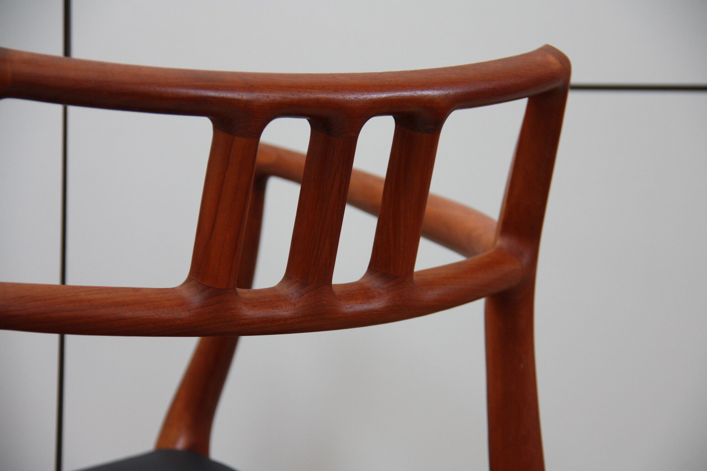 Vintage armchair in teak and black leather - Model 64 - Möller - Denmark '60's