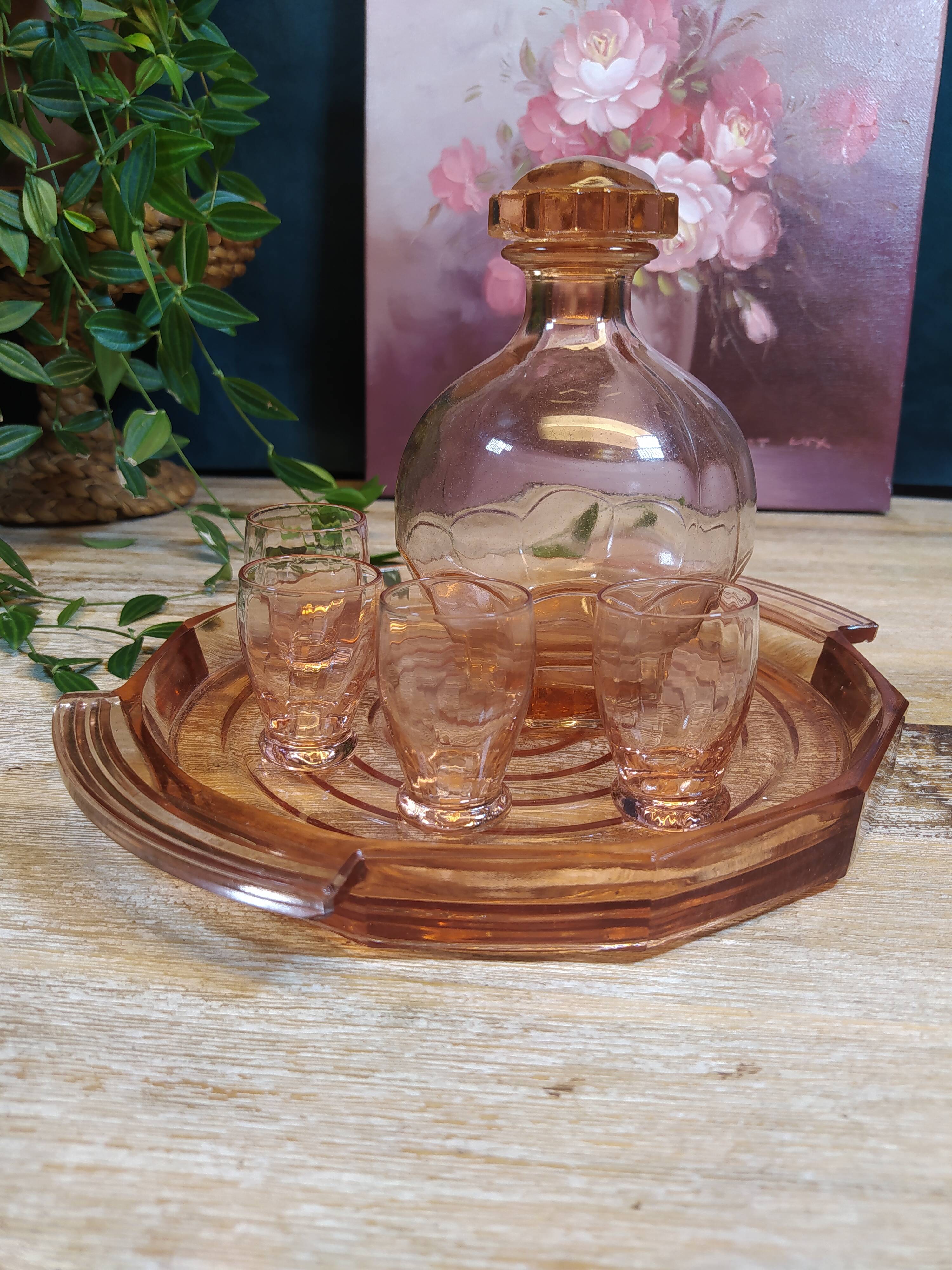 Service Rosaline en verre rose avec un plateau, une carafe et 4 verres à liqueur