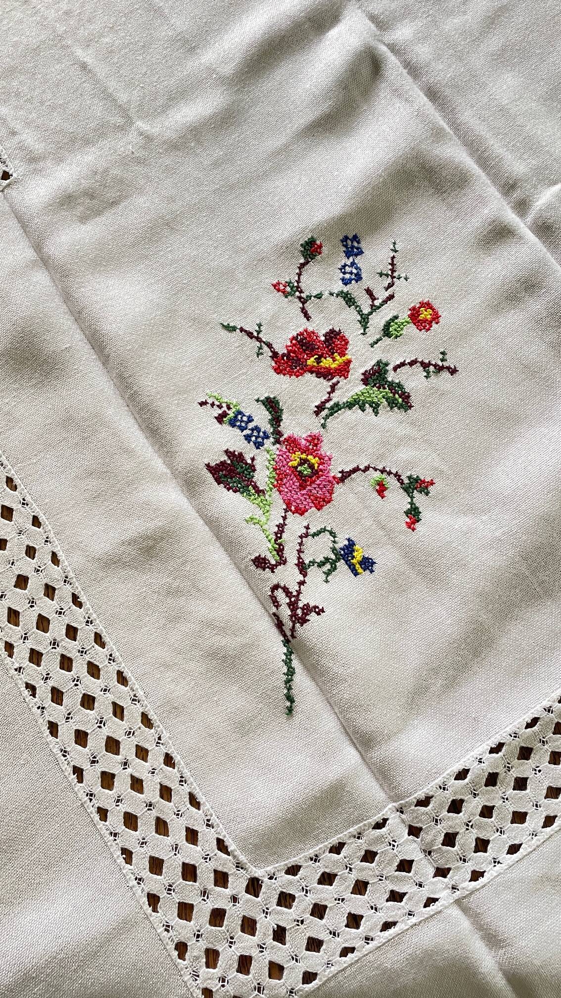 Embroidered tablecloth + 12 vintage napkins