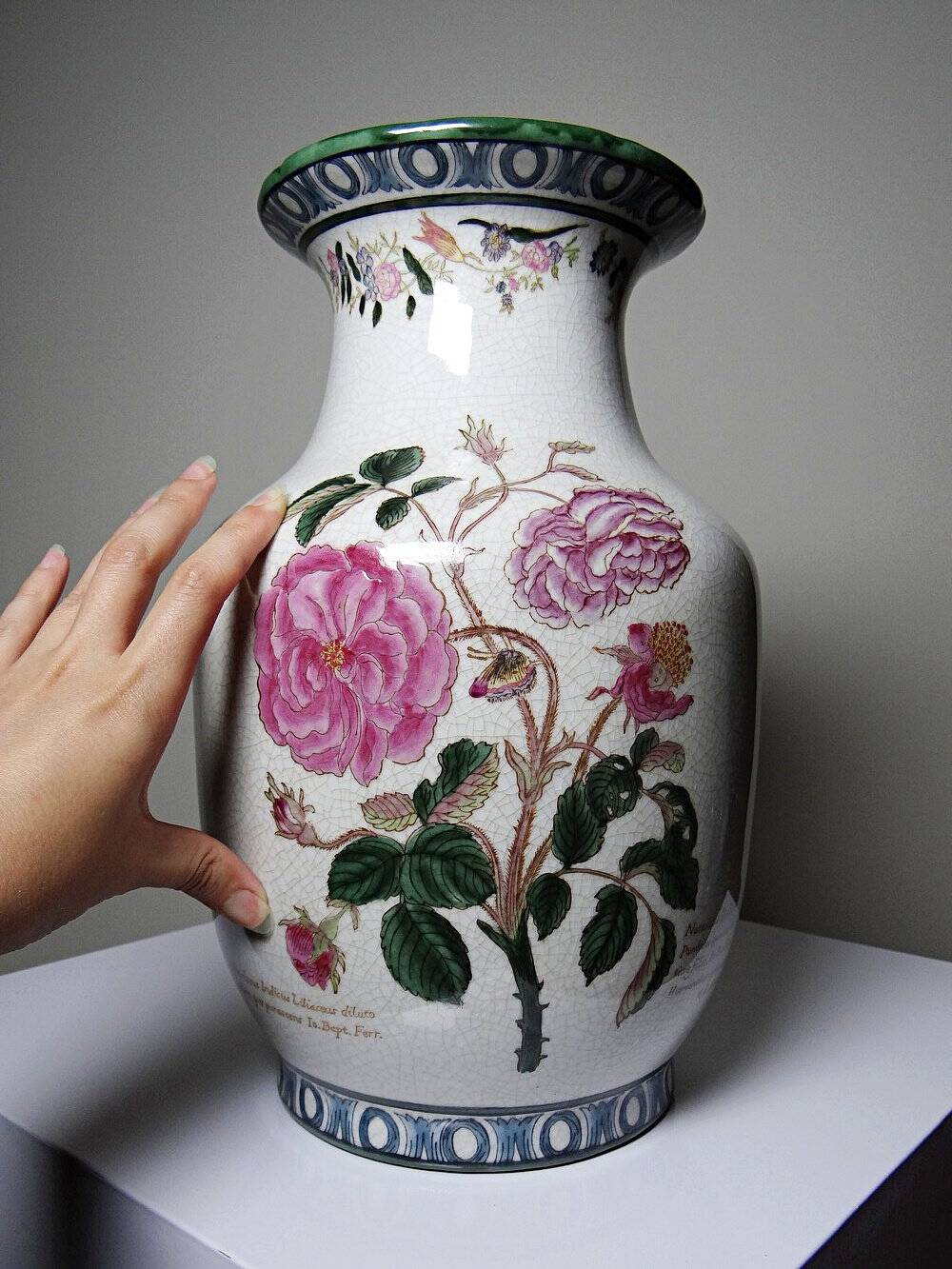 Impressive cracked earthenware vase with polychrome botanical decoration by Wong Lee, 1895, vintage.