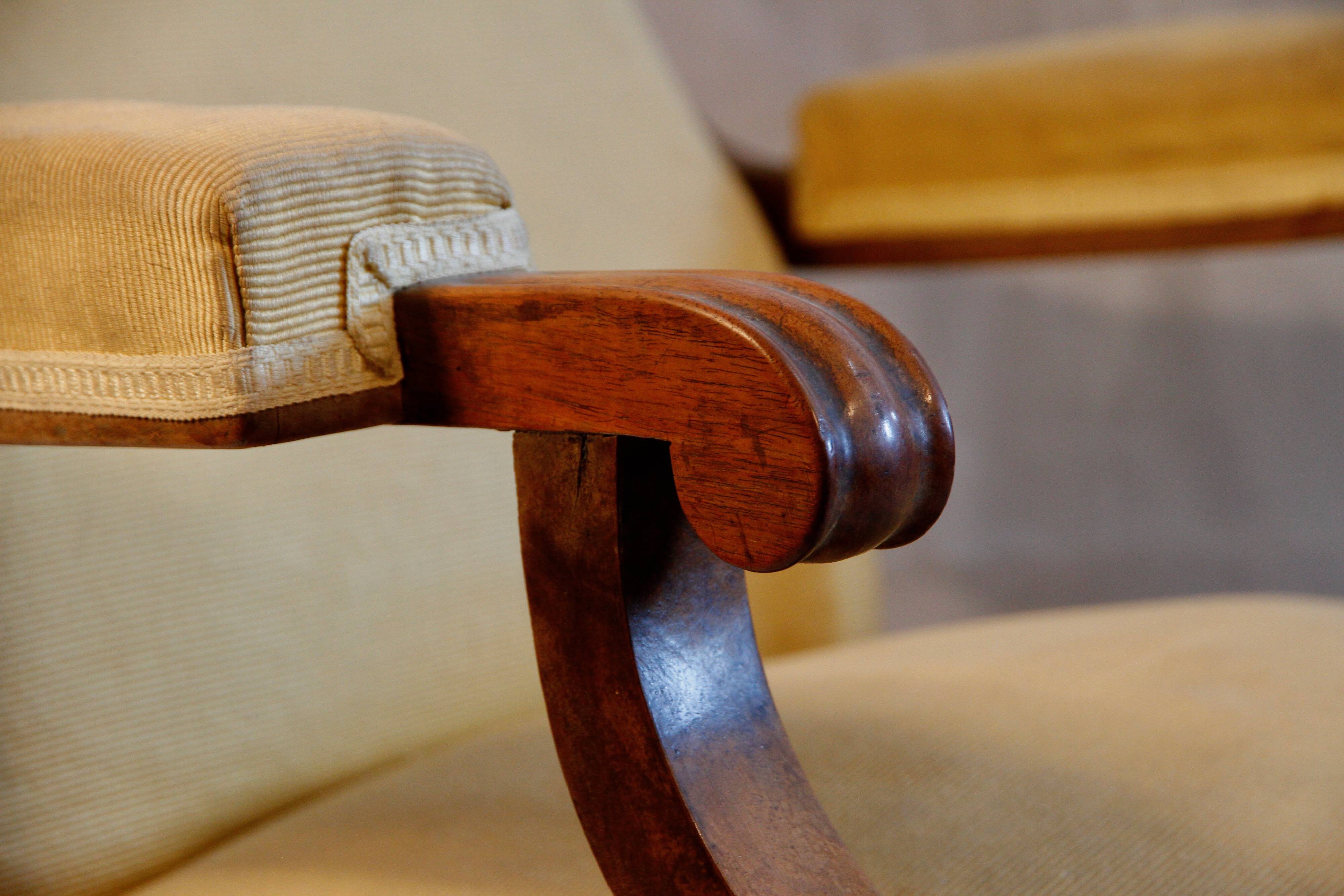 Fauteuil voltaire à oreilles, tissu jaune, XXe siècle