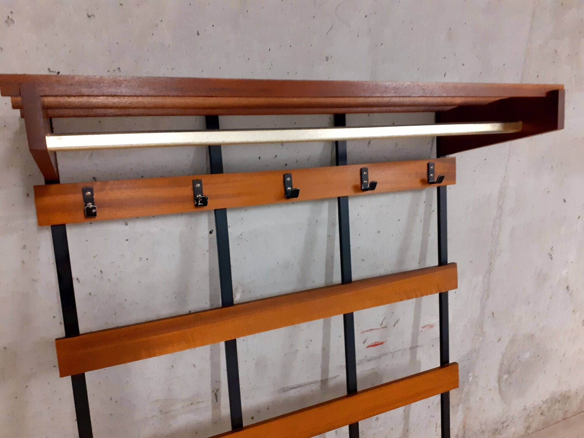 Wall coat rack in teak and vintage black metal