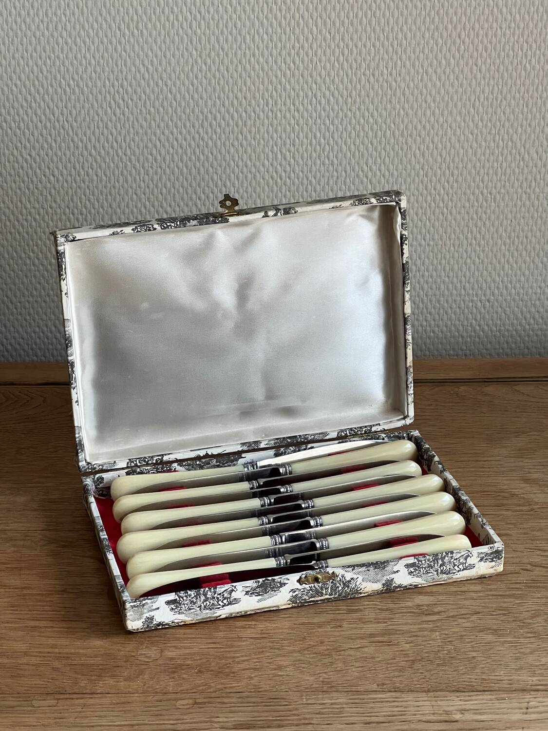 12 cheese or dessert knives