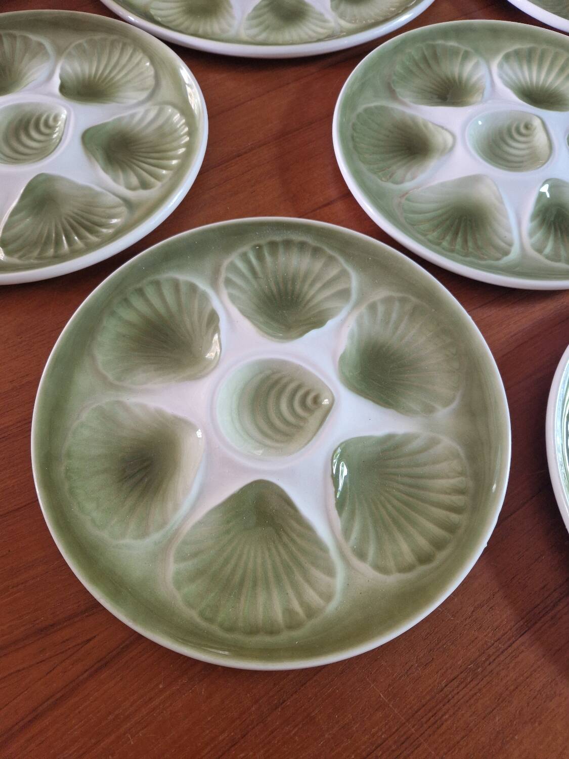 Vintage oyster service Moulin des Loups Orchies barbotine, 12 plates