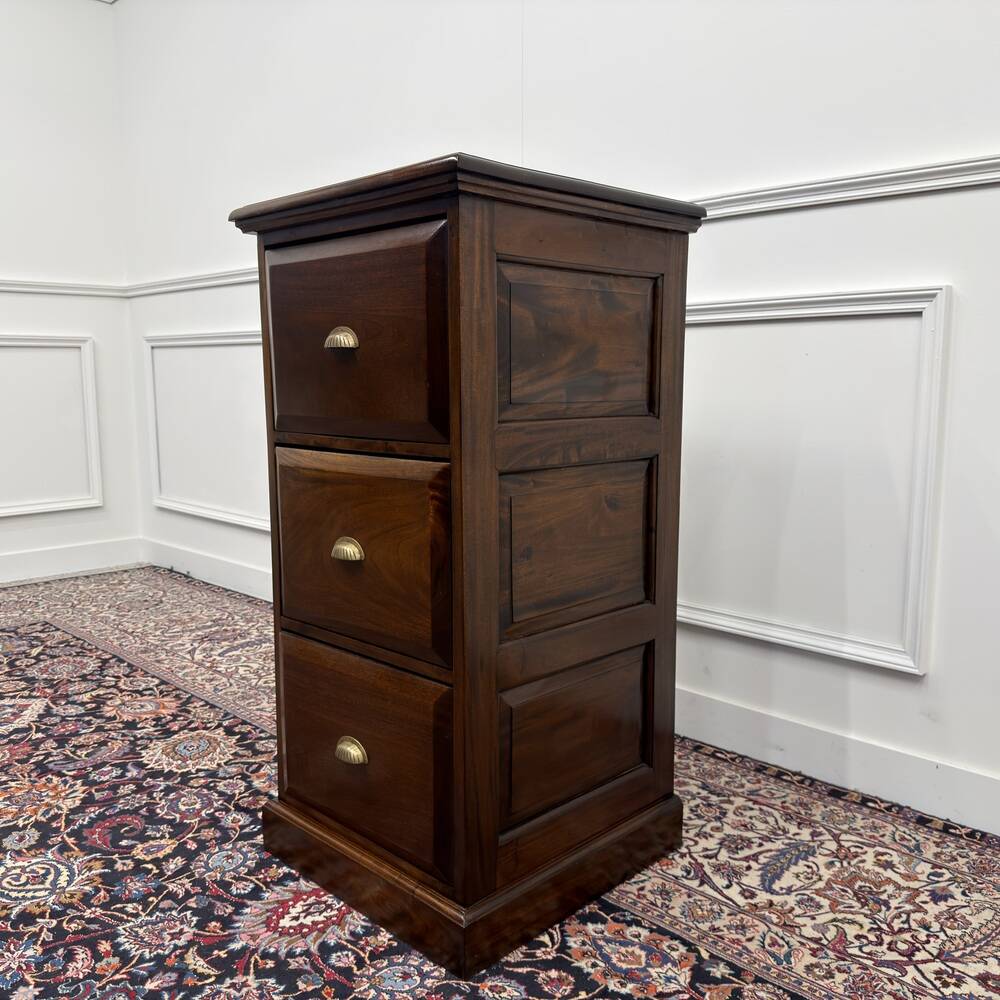 Classic Englisch Chest of Drawers