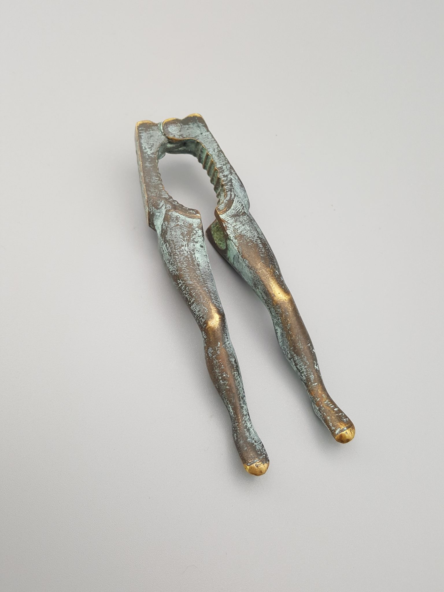 Ancien casse-noisettes en bronze jambes de femme