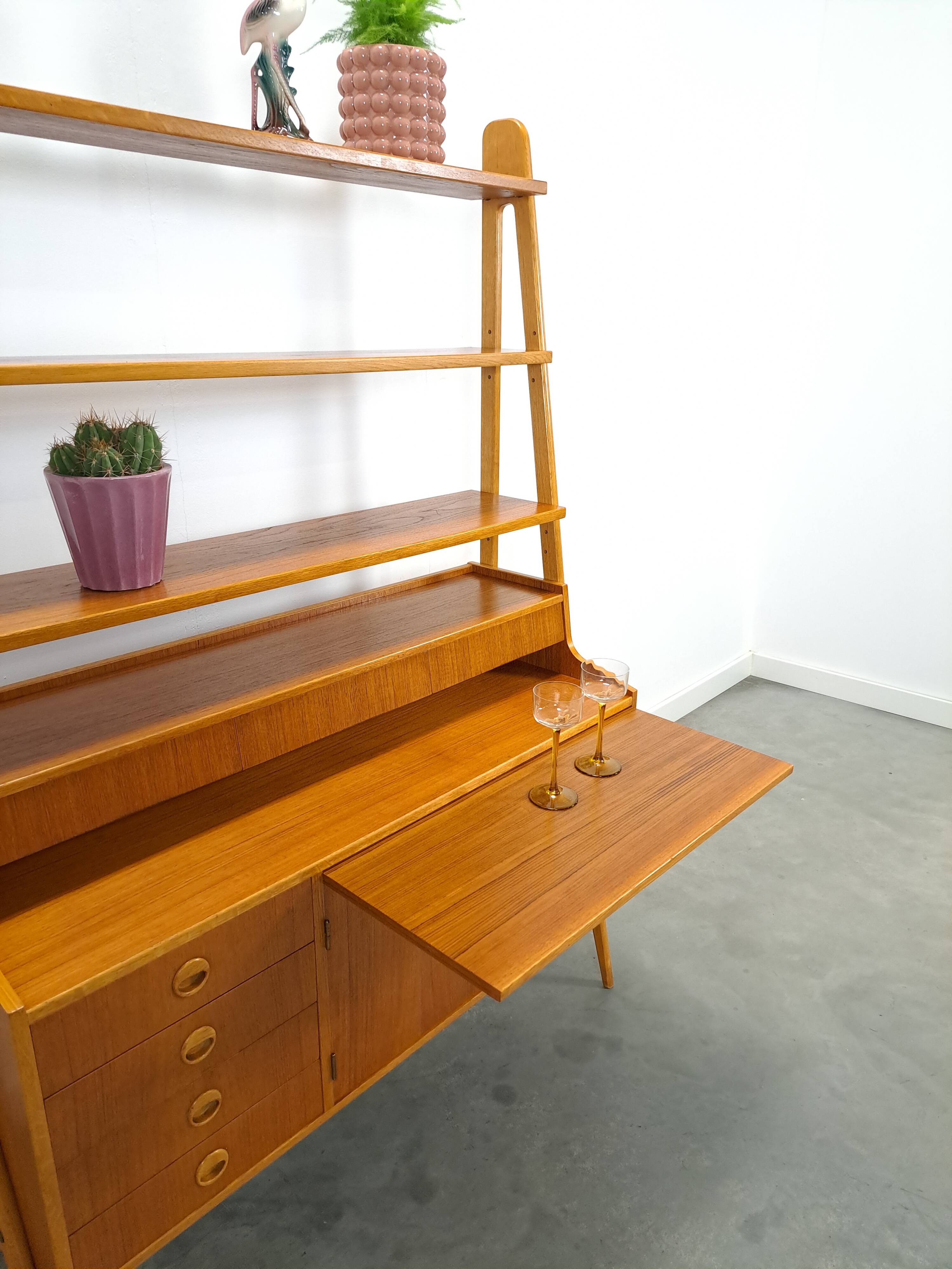 Teak fineer kast uit Zweden met lades, legplank en uitschuifbare plank