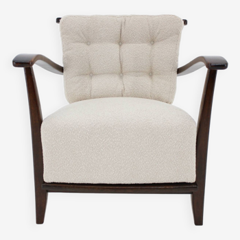 Fauteuil en hêtre restauré des années 1950 en tissu boucle, Tchécoslovaquie