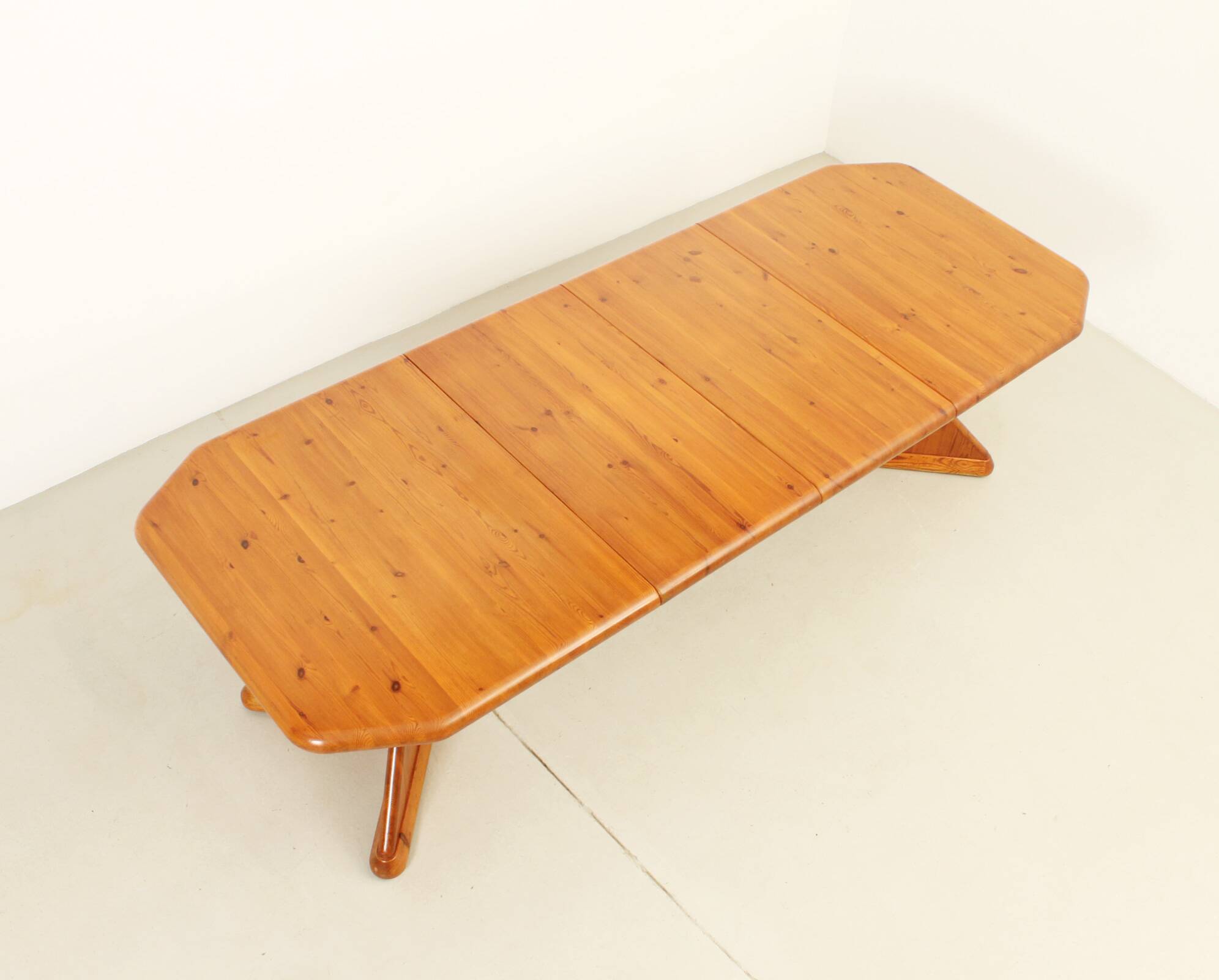 Large extendable Danish dining table in solid pine, 1970s.