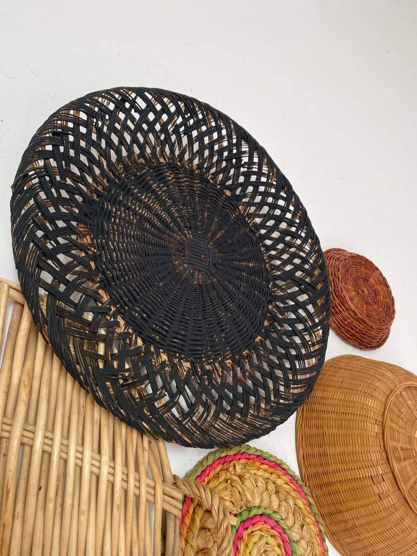 Composition murale de corbeilles et plateaux en osier.