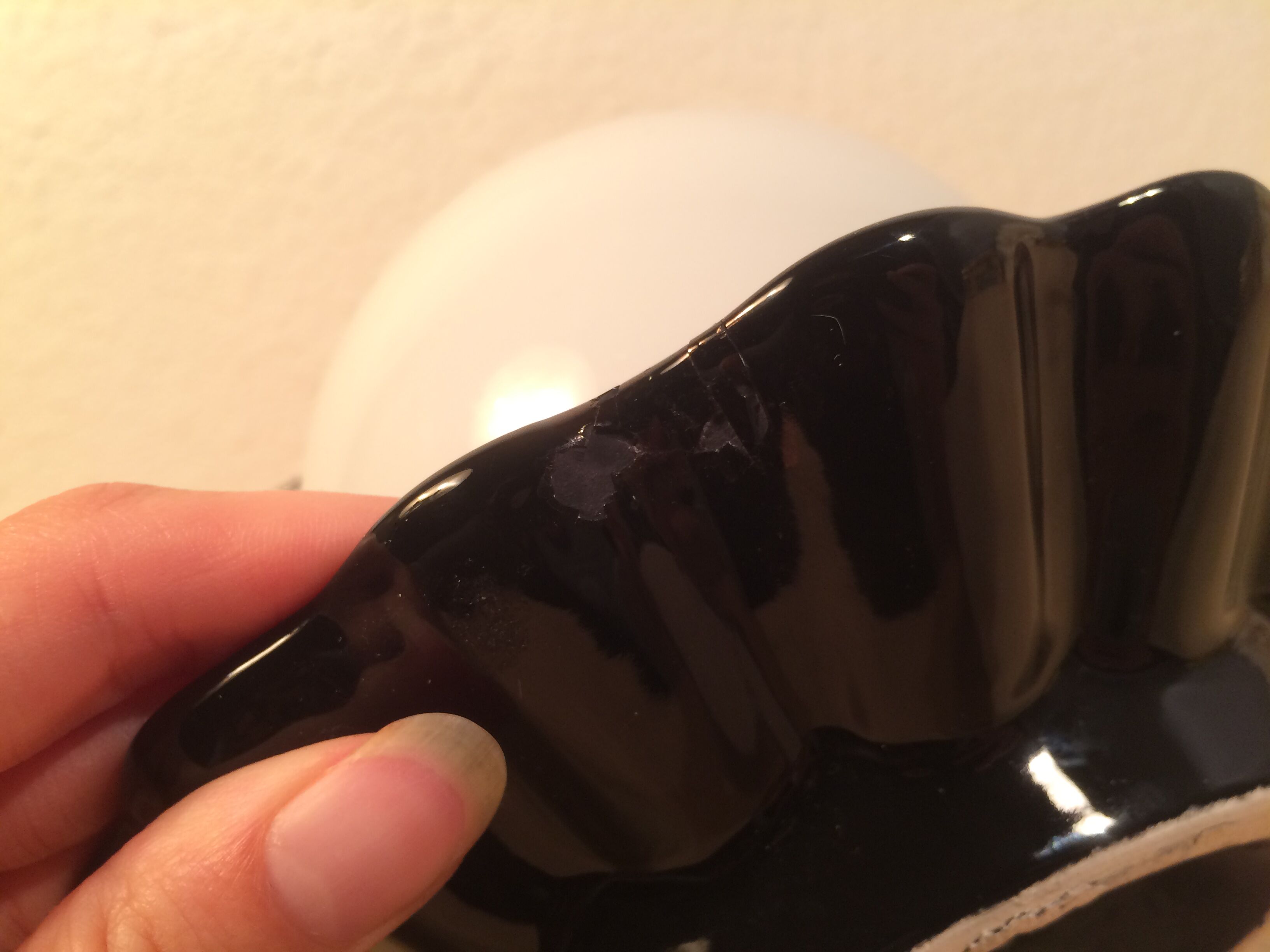 Black ceramic shell lamp and opaline pearl